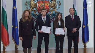 картинка: Президентът и вицепрезидентът връчиха сертификати на ученици, заели техните постове за един ден
