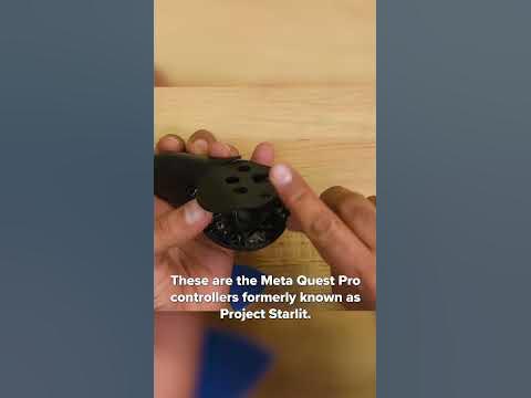 Meta Quest Pro VR ヘッドセットは、フェイスプレートを外した状態で示されています。