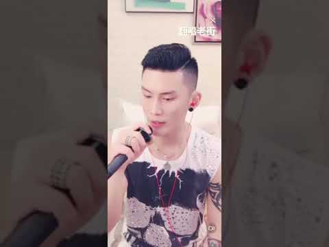 陳冬翻唱音樂歌曲 老街 原唱歌手 李榮浩 ( 忘不掉的是什麼我也不知道 想不起當年模樣 看也看不到 去也去不了的地方 也許那老街的腔調是屬於我的憂傷 嘴角那點微笑越來越勉強 )