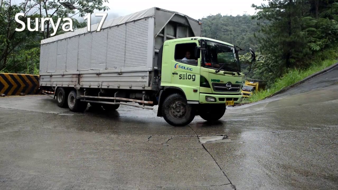 Truck Hino Selip Di Sitinjau Lauik Saat Hujan YouTube