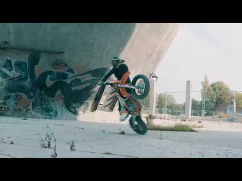 Elliot Gröndahl: KTM 450 EXC stunt in old industrial ruin