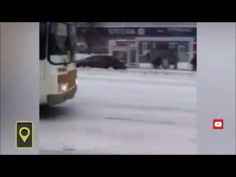 В Кемерово на скользкой трассе занесло автобус / In Kemerovo bus skidded on a slippery road