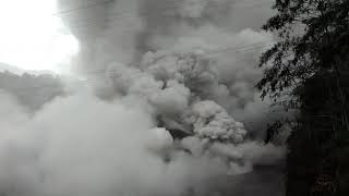 detik detik, asap tebal sore ini, kawah  lahar panas,gunung semeru yang meletus