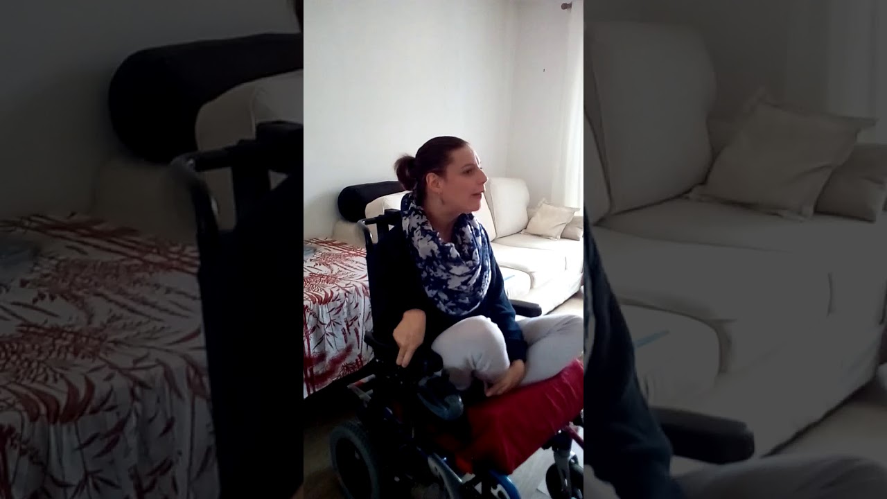 Échauffement théâtral chez une personne mouvementée