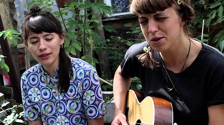 ROZI PLAIN + RACHEL HORWOOD PERFORM "JOGALONG" (LI...