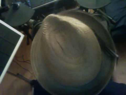 CHRISTOPHER TOCANDO LA BATERIA EN EL ESTUDIO...
