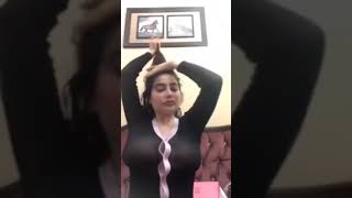 انجي خوري تظهر حلم صدرها على اللايف وتخرج على الشارع بكنزة شفافة