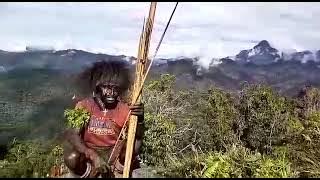 orang Papua dan Suku Amume, Dia menyanyi pake bahasa Amume.