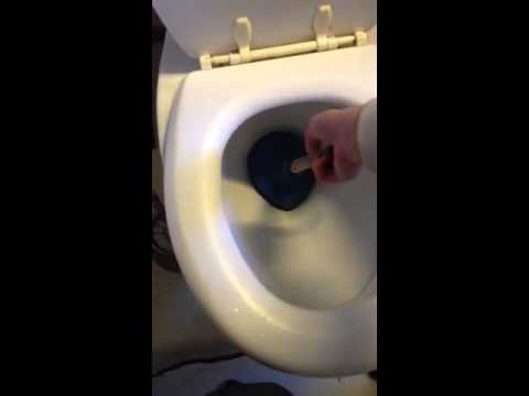 Video: Blockerar våtservetter toaletten?