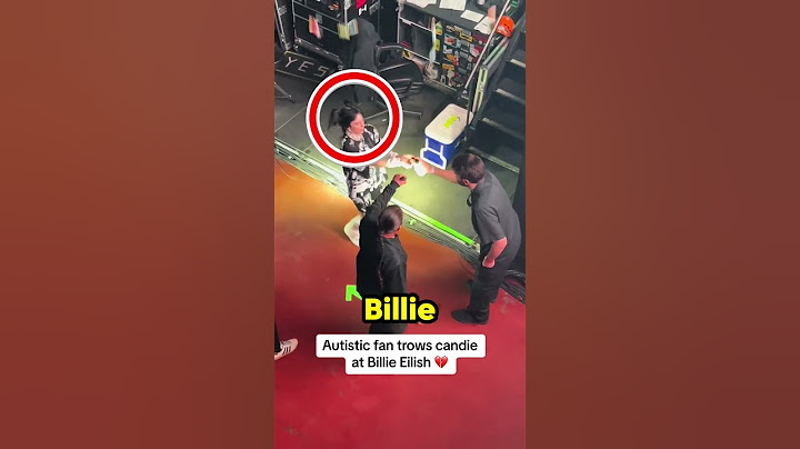 This Fan Threw CANDY At Billie Eilish..!