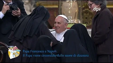 Papa Francesco viene circondato dalle suore di cla...