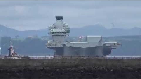 HMS Queen Elizabeth goes under Forth Bridges out to sea (timelapse)
