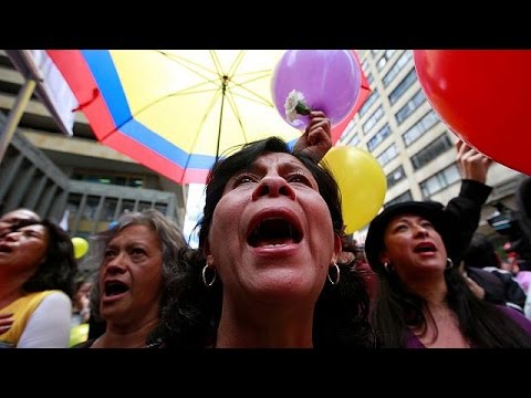 توافق دولت کلمبیا با شورشیان فارک؛ مردم در بوگوتا جشن گرفتند