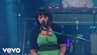 Video thumbnail of "Norah Jones - Take It Back (Live on Letterman)"