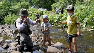 親子で釣った魚にどきどき 愛別で渓流釣り体験会 - YouTube