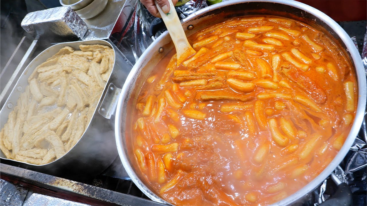 ⁣김치전이 들어간 떡볶이! 한그릇에 김밥, 김말이, 흑돼지튀김이 다 들어가는 진짜 원조 모닥치기 떡볶이! / 길거리 음식 /Tteokbokki, Korean street food