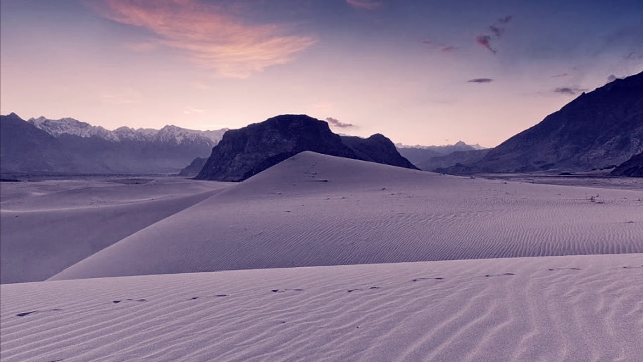 Снег в пустыне сахара. Пустынями идехан-марзук. Почему в пустыне холодно. Ночное небо в пустыне. Температура в пустыне.