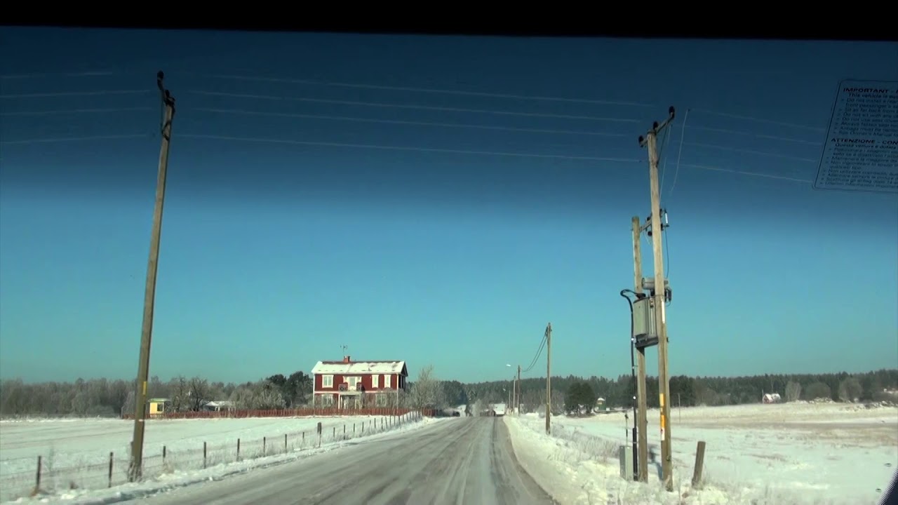 Schweden - Autofahrt durch die Schnee bedeckte Winterlandschaft in