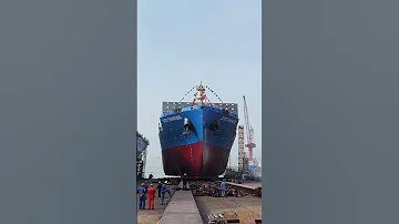 The ship is 172 meters long and 28 4 meters wide  It can load 1,800 containers