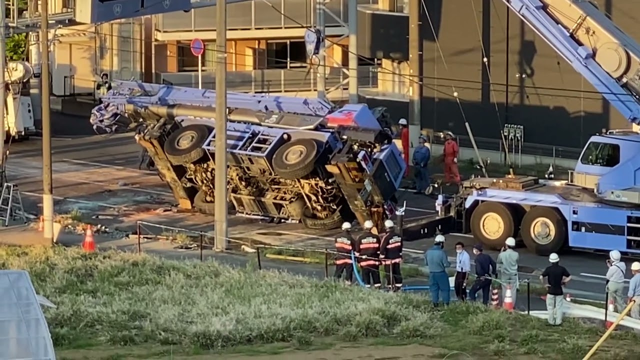 今日の船橋で起きたクレーン車の横転事故　やっと起こし終わりました。