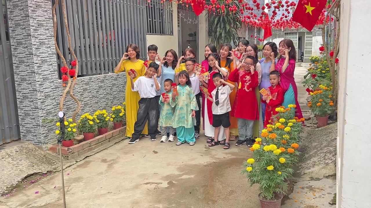 Cả xóm rộn ràng chờ xem bắn pháo hoa đêm giao thừa, sáng mùng 1 tết chụp ảnh kỷ niệm