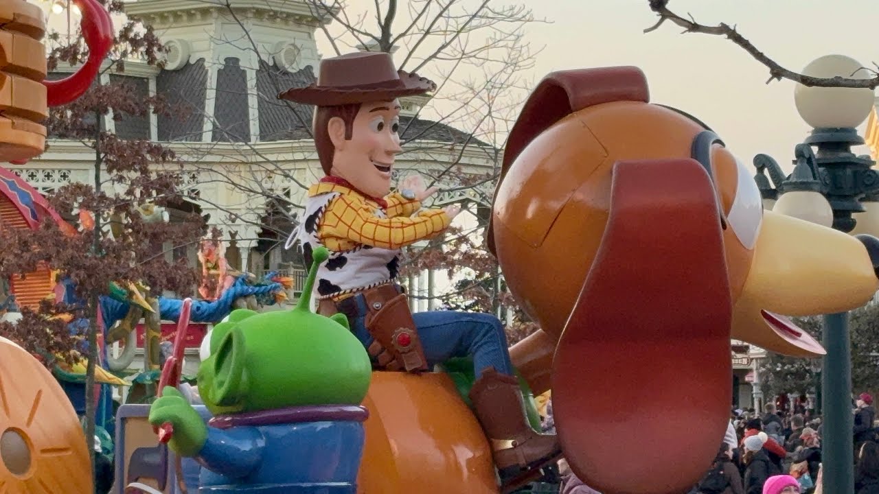 Disneyland Paris Disney stars on parade 2026