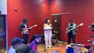 Georgina Manhice com Banda - performance Ndzumba by Mingas