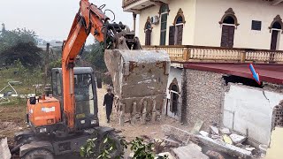 Excavator Unloads Bathroom Roof Nearly Collapses, Entire Neighbor's House Collapses