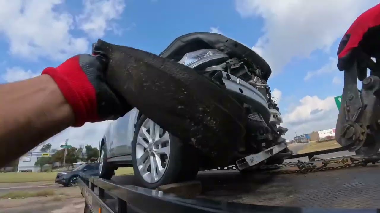Nissan destrozado después de un accidente. Tow Truck en acción….🙂
