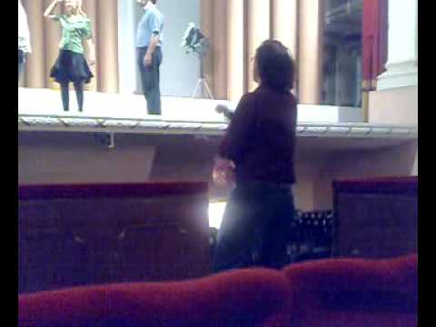 M Andrea Attucci dirige le prove di regia di Traviata Li.Ve. al Teatro Sociale di Rovigo