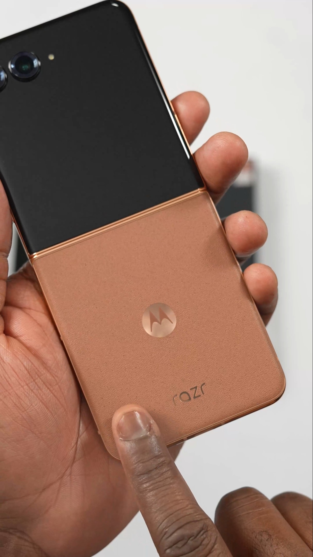 Moto Razr Mocha Mousse 2025! - YouTube