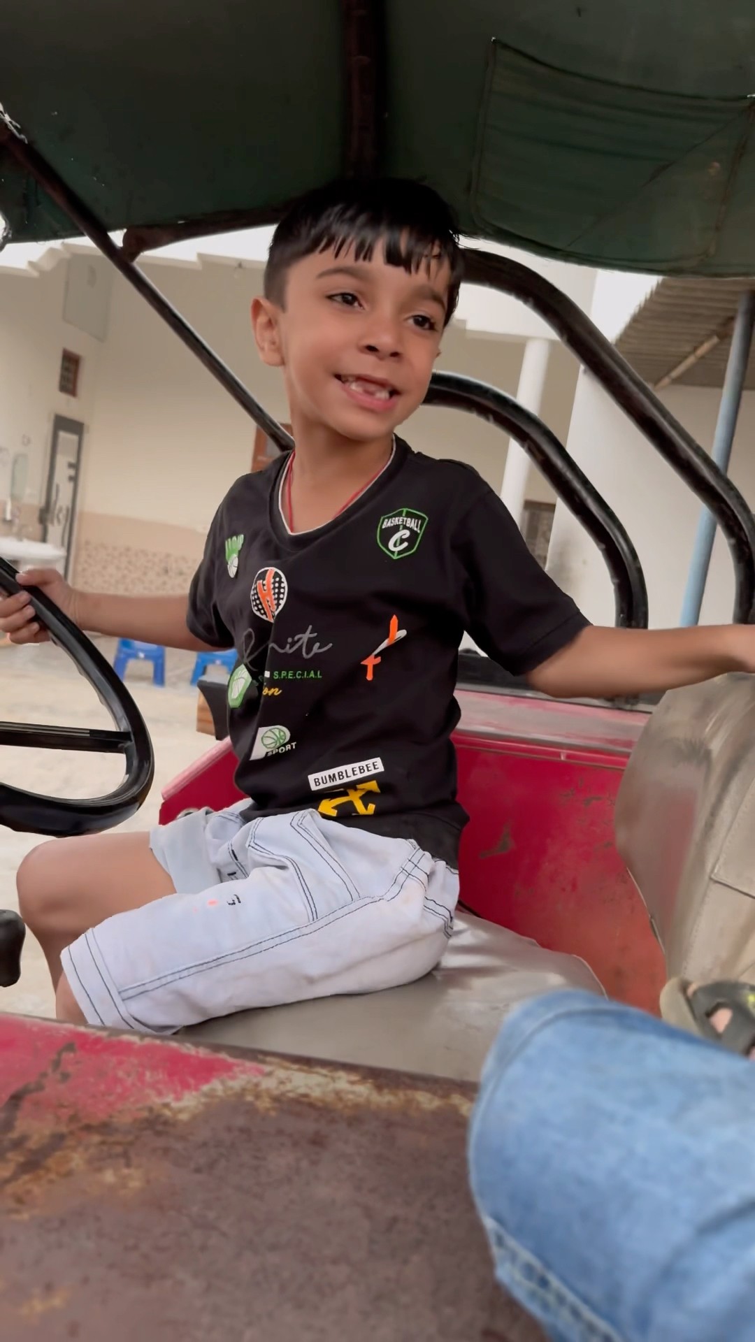 Duggu ne apne bhai ko tractor ? par baithaya #tractor #shorts