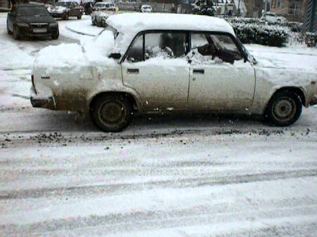 Буксуют Жигули в Алуште. 18.01.2012 г..AVI