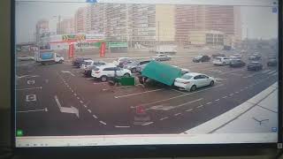 В Краснодаре ветром сорвало торговую палатку. Она повредила 3 машины.
