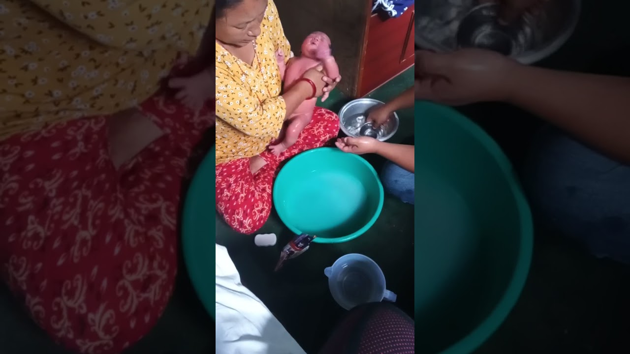 सानो नानिलाई नुहाउने तरिका (हजुर आमाले नातिनीलाई नुहाइदिदै) ऐन्सी ।