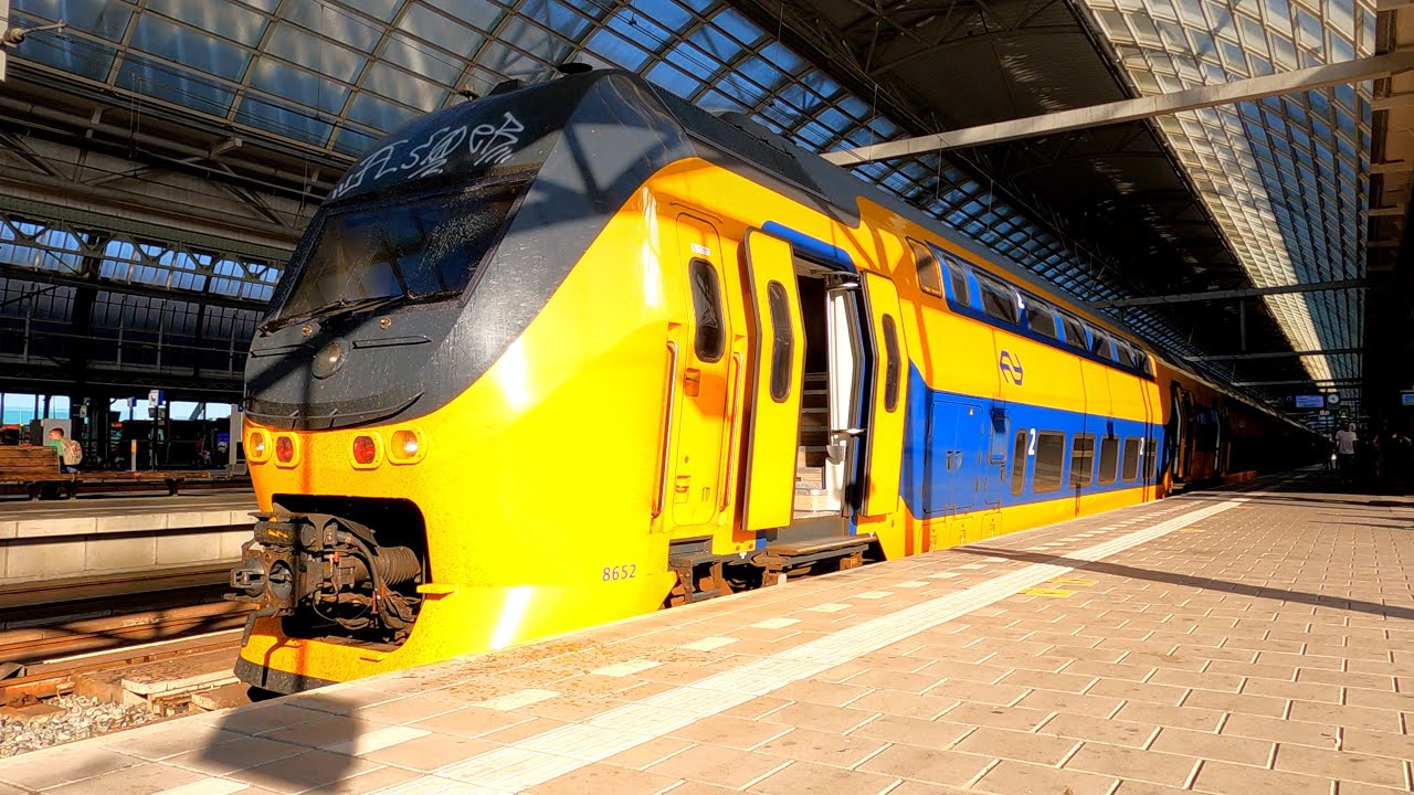 The mysterious poles at Bovenkarspel-Grootebroek:  Amsterdam - Enkhuizen VIRM 3900 3/9/2022