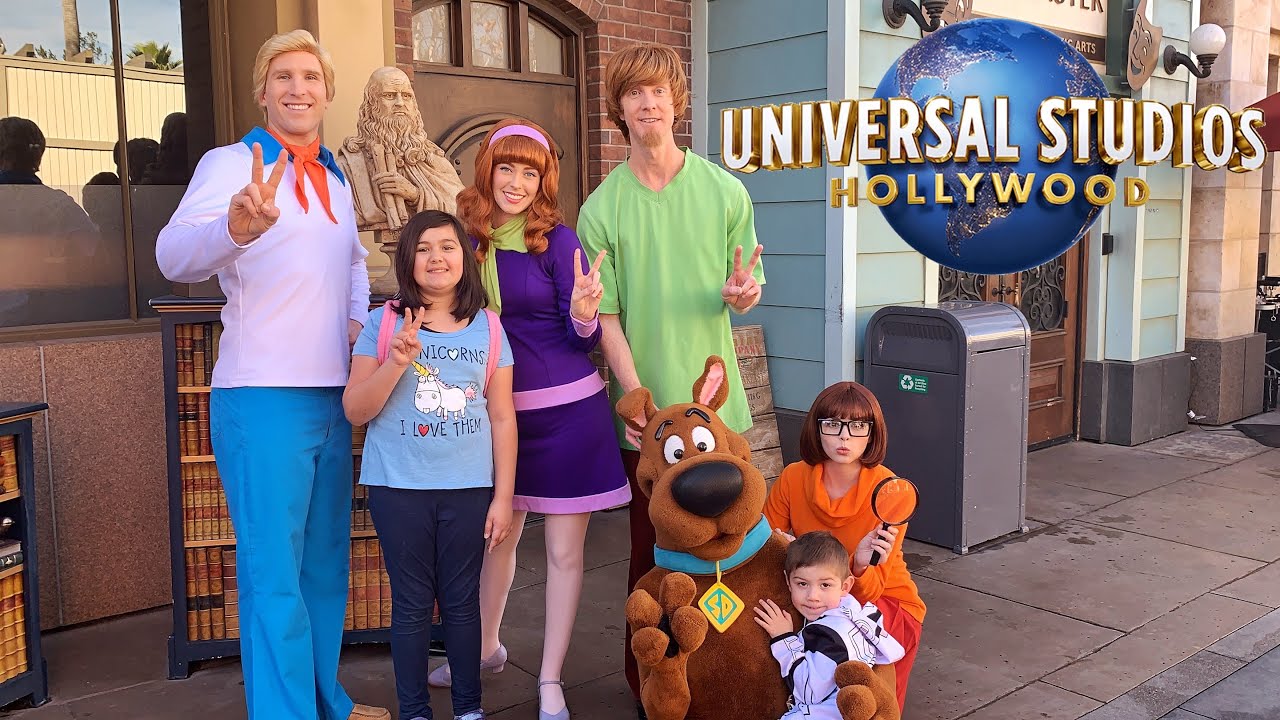 Universal Studios Hollywood Characters - YouTube