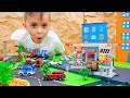 Vlad und Niki spielen mit Spielzeugautos und bauen Matchbox City