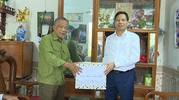 Bí thư Huyện ủy thăm tặng quà một số gia đình chính sách nhân dịp Tết Nguyên đán Quý Mão 2023