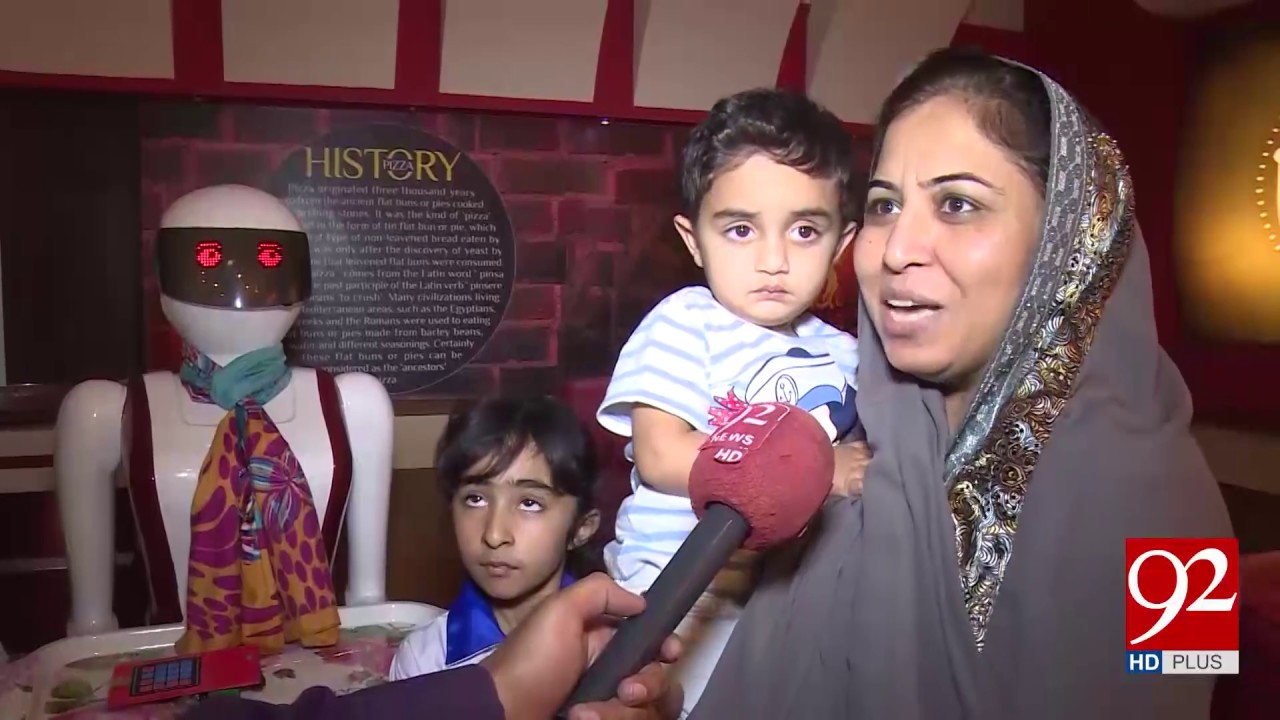 Pakistan's first Robot waiter service introduced in Multan resturent 02-03-2017 - 92NewsHDPlus