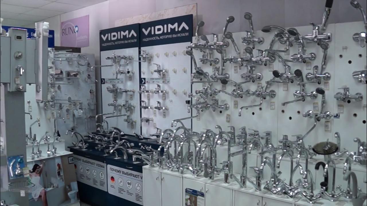 Витрина магазина сантехники. Гурьевск сантехника. Выкладка в магазине сантехники. Сантехнический магазин. Выкладка инженерной сантехники.