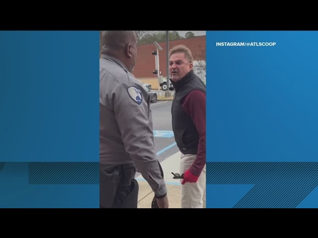 Video shows a man screaming racist slurs at a security guard outside a Social Security office