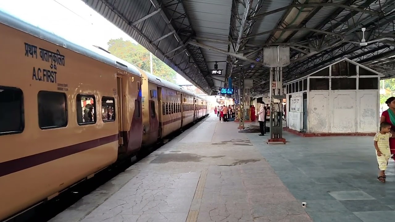 22685/Yesvantpur-Chandigarh Karnataka Sampark Kranti Express announcement at New Delhi Station