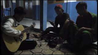 duduk santai sambil bernyanyi