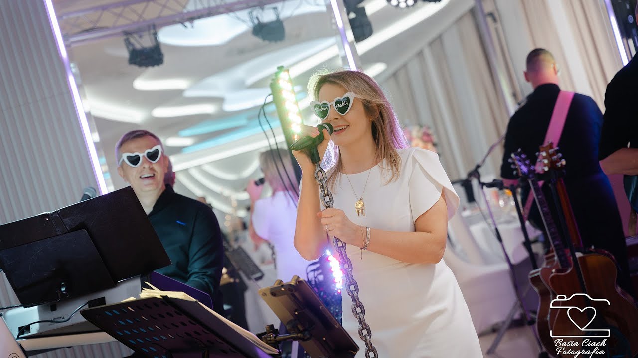 Bursztynowe koraliki cower w wykoniu zespołu TAKT z Trzcianki