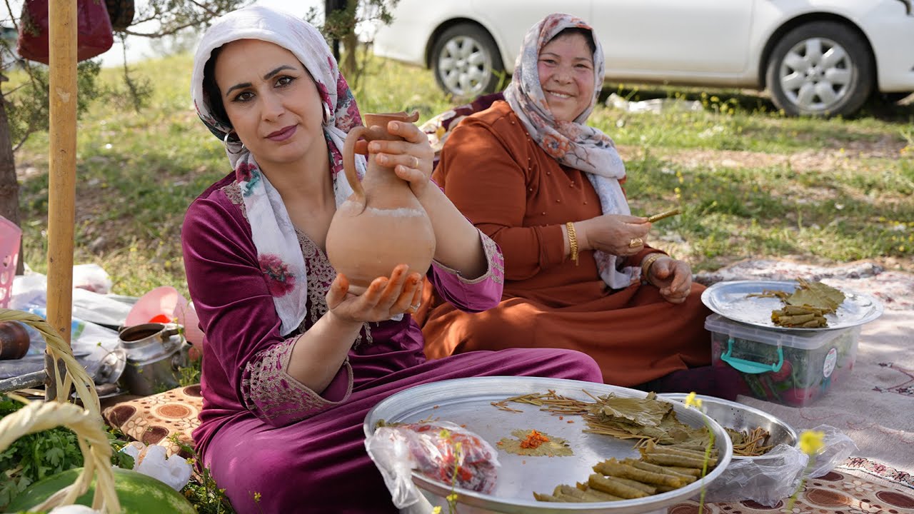 Мы со свекровью на пикнике, заворачиваем виноградные листья и результат!! 😍🔥