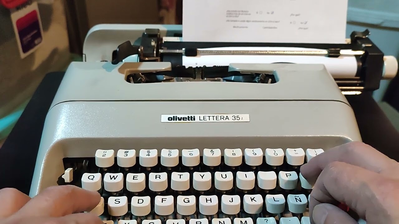 Máquina de escribir Olivetti. 