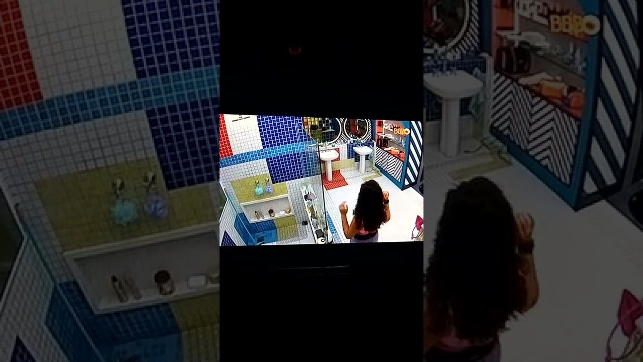 Maria busca Eliezer na festa e pergunta se ele não vai querer o comer ela