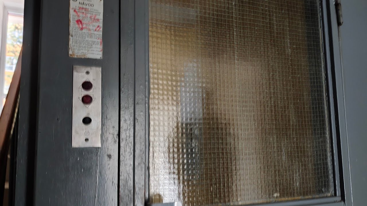 Epic and original 1981 Transporta TOV 250 traction elevator ride! (Suzova 4-Brno,Czechia🇨🇿) 