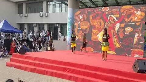 Tarian Irlandia Baru yang dibawakan oleh pelajar Papua Nugini di Beijing, Tiongkok